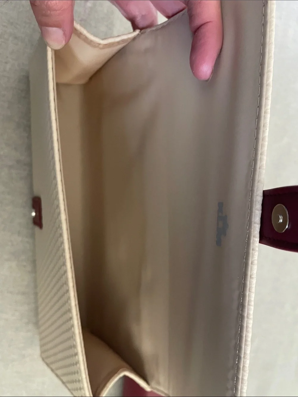 Jan Taminiau designs KLM comfort bag
